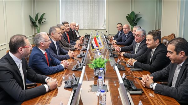 اقتصادية قناة السويس توقع عقد انتفاع بالأرض لتنمية وتطوير 3.3 كيلو متر مع المطور الصناعي 