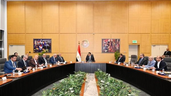 وزير الإسكان يتابع مع الشركات العاملة بمشروعات 