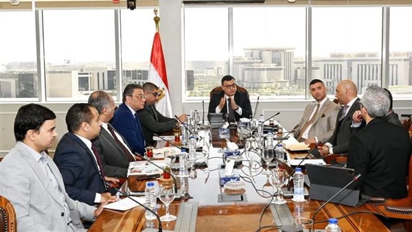 وزير الإسكان يبحث مع مسئولى سُكنى تطوير مناطق المقابر القائمة وإتاحة مناطق جديدة بالمدن الجديدة