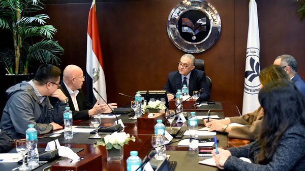 بتكلفة 385 مليون دولار.. أكبر منتج للأقمشة المصبوغة والقمصان في العالم يبحث إنشاء مصنع 