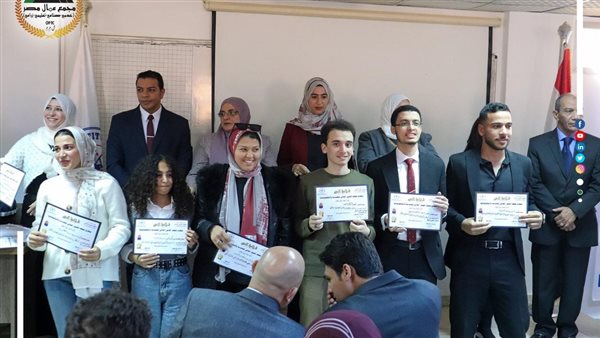  هيثم حسين يكرم أوائل مشروعات التخرج بملتقي العباقرة بالمعرض العلمي بمعهد العبور العالي للهندسة 