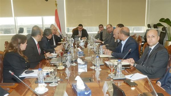 وزير الإسكان يتابع مع مسئولى 