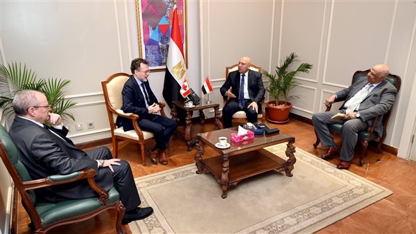 الوزير والسفير الكندي يبحثان التعاون في مجال صناعة السيارات وصناعات الطاقة المتجددة 