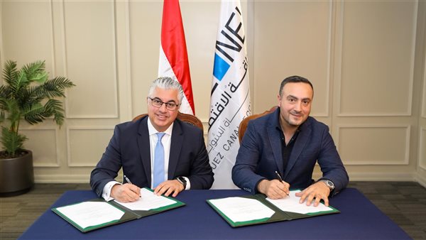 رئيس اقتصادية قناة السويس يوقع عقد مشروع 