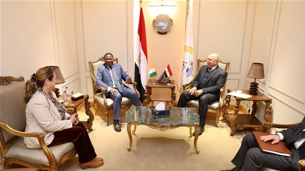  وزير الصناعة وسفير كوت ديفوار يبحثان التعاون في مجالات الصناعة والنقل وزيادة حجم التبادل التجاري 