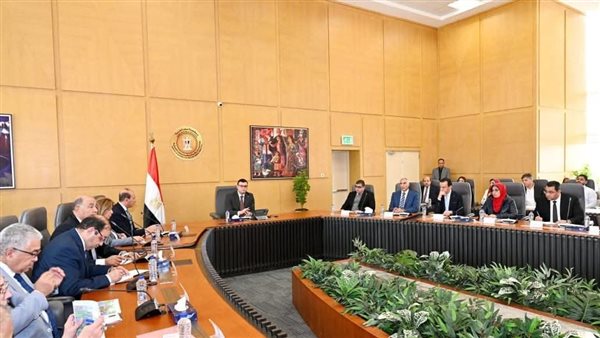 وزير الإسكان يعقد اجتماعًا لمتابعة الموقف التنفيذى لمشروع 