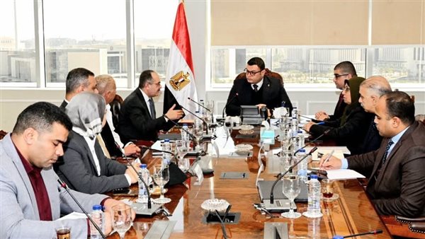 وزير الإسكان يتابع سير العمل بمشروع سد ومحطة 
