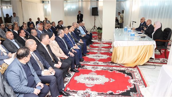 وزير الصناعة يستعرض مع محافظ ومصنعي القليوبية تحديات المناطق الصناعية والمصانع وسبل حلها