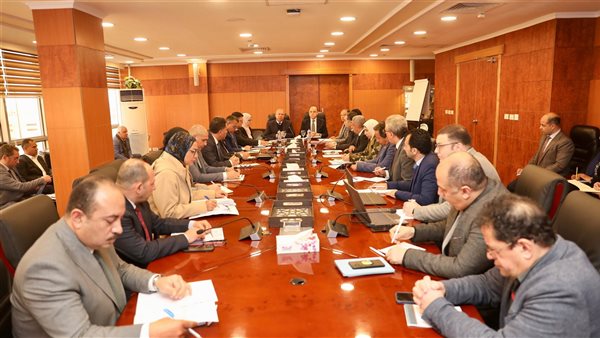 وزير الصناعة يبحث مع محافظ ومستثمري كفر الشيخ تحديات المناطق الصناعية وسبل حلها