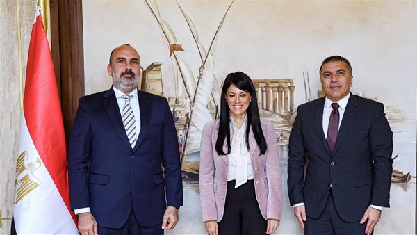 وزيرة التخطيط تلتقي ممثلي شركة 