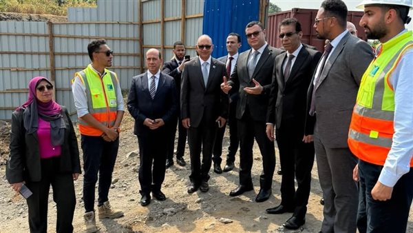 وزير الإسكان يتفقد محطة معالجة مياه تنفذها شركة 