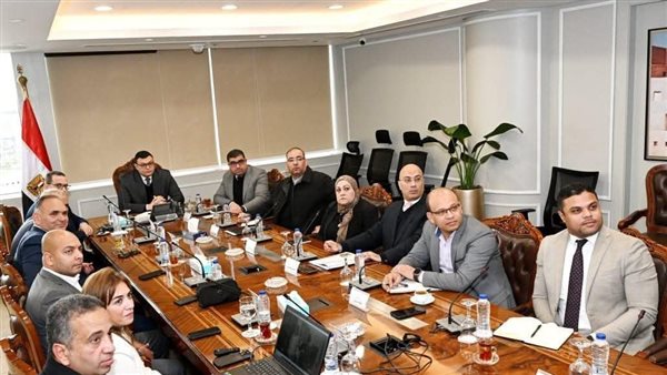 وزير الإسكان يستعرض الفرص الاستثمارية والخطة الترويجية لأحد المشروعات بالعاصمة الإدارية الجديدة