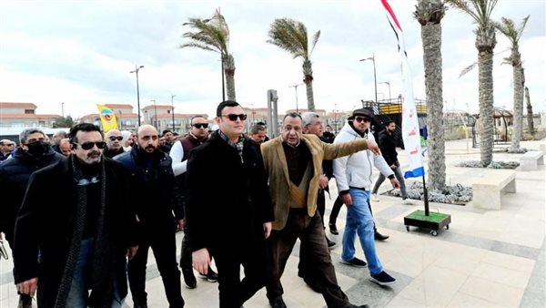 وزير الإسكان يتفقد الممشى السياحي ومحطة تحلية مياه البحر بمدينة المنصورة الجديدة