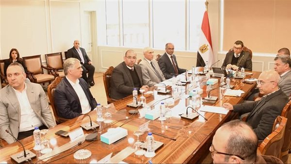 وزير الإسكان يلتقي مسئولى 