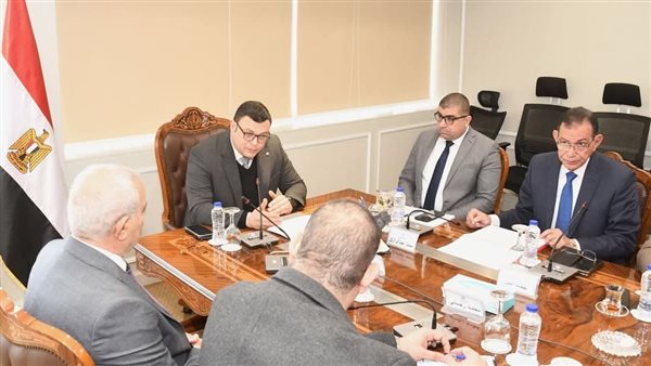 وزير الإسكان يلتقي مسئولى الشركة الوطنية لإنشاء وتنمية وادارة الطرق 