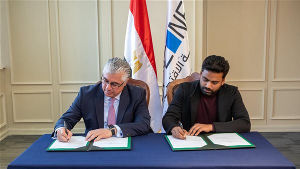 رئيس اقتصادية قناة السويس يوقع اتفاقية مع شركة 
