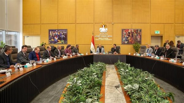 وزيرا الإسكان وقطاع الأعمال العام يعقدان اجتماعا لمتابعة تطورات العمل في المشروعات المشتركة