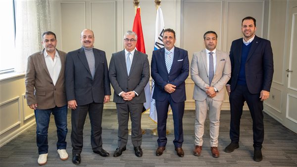 رئيس اقتصادية قناة السويس يوقع عقد مشروع لتجميع معدات الدواجن بمنطقة القنطرة غرب الصناعية