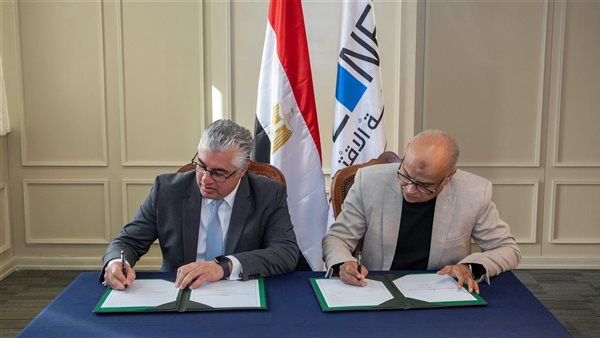 رئيس اقتصادية قناة السويس يوقع عقد إنشاء مشروع 
