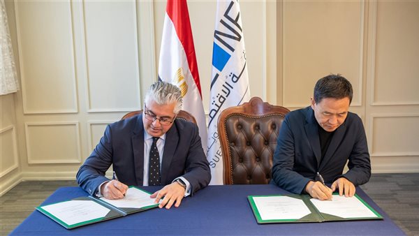 رئيس اقتصادية قناة السويس يُوقع مشروعين جديدين بالقنطرة غرب الصناعية لصناعات المنسوجات