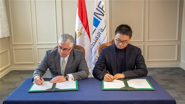 رئيس اقتصادية قناة السويس يوقع عقد مشروع 