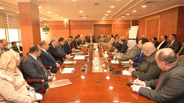  وزير الصناعة يبحث مع محافظ الإسماعيلية والمستثمرين الصناعيين تحديات المناطق الصناعية وسبل حلها