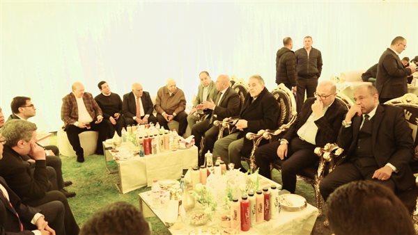  وزير الصناعة والنقل يتناول وجبة الإفطار مع عمال مصانع الحديد والصلب بمدينة السادات