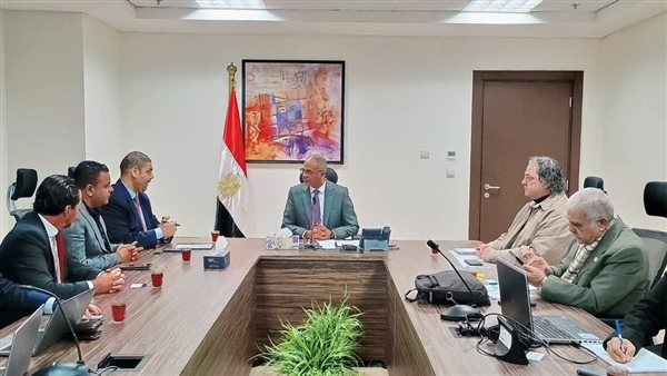 نائب وزير الإسكان يبحث توطين صناعة مواتير وطلمبات المياه وأنظمة التحكم والعدادات الذكية