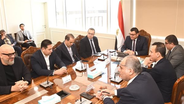 وزير الإسكان يلتقي مسئولي 