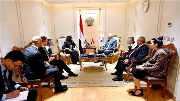 مصر وبريطانيا يبحثات سبل تعزيز التعاون في مجالي الصناعة والنقل بين البلدين 