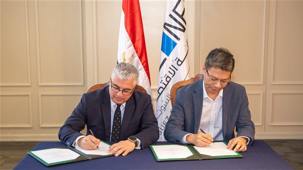 رئيس اقتصادية قناة السويس يوقع عقد إنشاء مصنع 