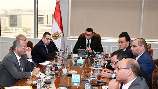 وزير الإسكان يستعرض عددا من الفرص الاستثمارية والخطة الترويجية لبعض مشروعات الوزارة مع مسؤلي شركة فاوندرز