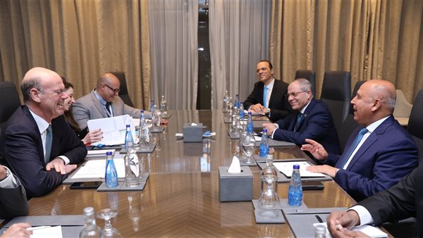 مصر وفرنسا يبحثان تدعيم التعاون المشترك بين الجانبين في مجالي النقل والصناعة