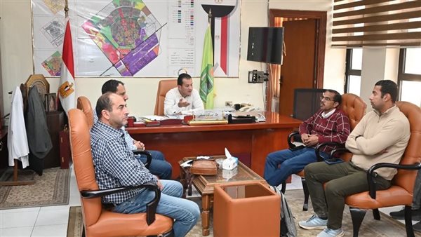 رئيس جهاز العاشر من رمضان يتابع الموقف التنفيذي وسير العمل بالمشروعات الجارية للطرق