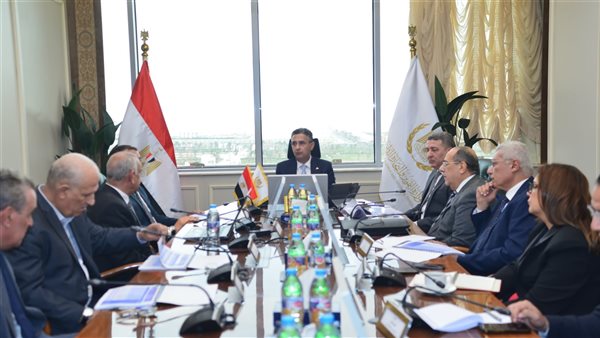  وزير التموين يجتمع مع شركة الإسكندرية للزيوت والصابون لبحث خطط التوسع وتحقيق استقرار السوق