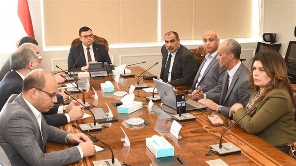وزير الإسكان يلتقى ممثلي إحدى الشركات العالمية المتخصصة في إنشاء البحيرات 