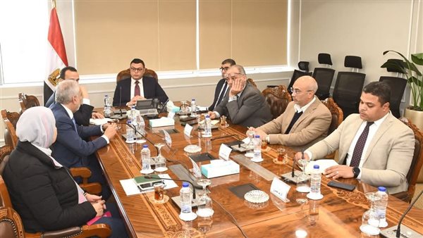 وزير الإسكان يلتقي مسئولي أحد المكاتب الاستشارية لاستعراض موقف 