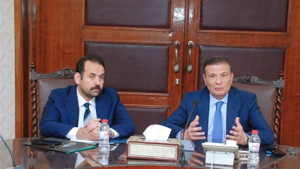 وزير الزراعة والمدير التنفيذي لجهاز مستقبل مصر يبحثان مع التعاونيات تشجيع المزراعين لتوريد القمح