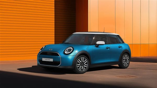 MINI تُطلق MINI Cooper خماسية الأبواب الجديدة كليًّا في السوق المصرية