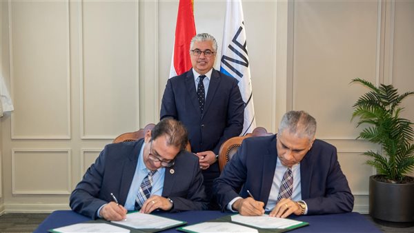 رئيس اقتصادية قناة السويس يشهد توقيع عقد مشروع شركة 