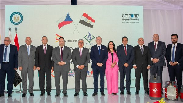 رئيس اقتصادية قناة السويس يشهد وضع حجر أساس مشروع 