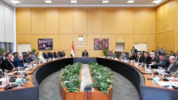 وزير الإسكان يتابع موقف تنفيذ مشروعات المبادرة الرئاسية 
