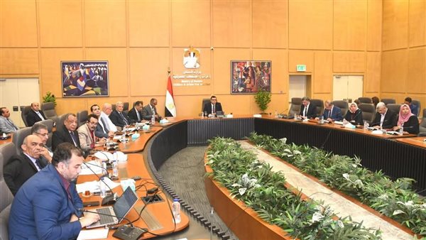 وزير الإسكان يتابع مشروعات المبادرة الرئاسية 