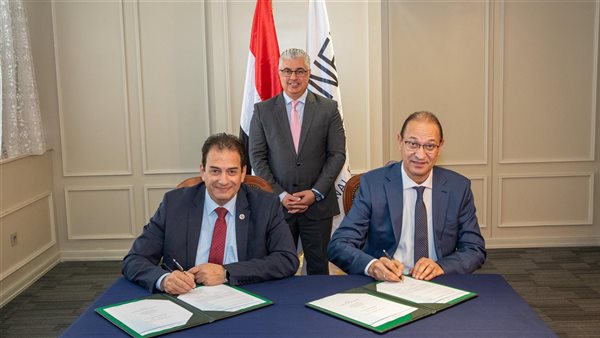 رئيس اقتصادية قناة السويس يشهد توقيع مشروع لإنتاج مواد التعبئة والتغليف مع المطور الصناعي 
