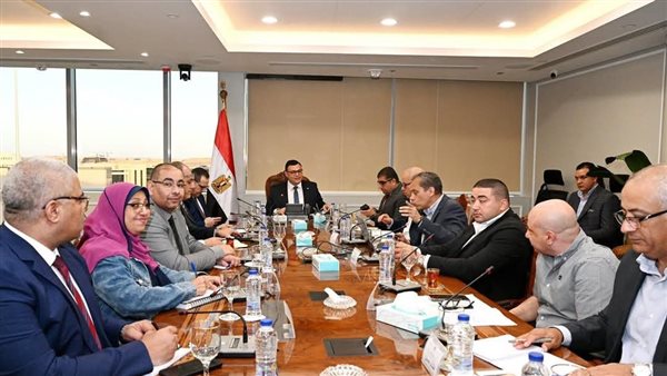 وزير الإسكان يعقد اجتماعا مع مسئولي شركة 