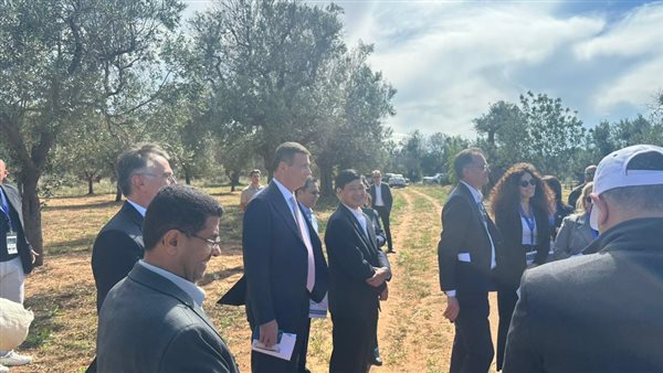 وزير الزراعة يشارك في زيارة حقلية للاطلاع على مزارع الزيتون الايطالية المصابة ببكتريا الزيليلا