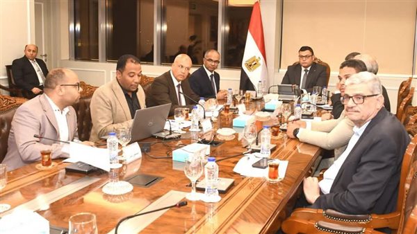 وزير الإسكان يتابع منظومة مياه الشرب بمدن شرق وغرب القاهرة استعدادا لفصل الصيف