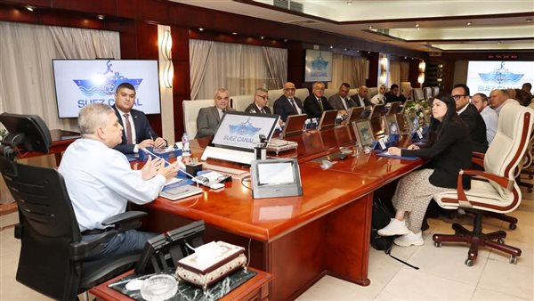 رئيس هيئة قناة السويس يلتقي وفد مجموعة ميرسك العالمية لبحث سبل التعاون المشترك