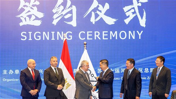 رئيس اقتصادية قناة السويس يشهد توقيع 4 تعاقدات إضافية بين مصنع 