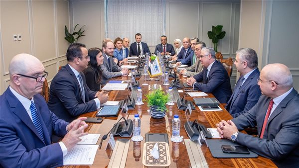رئيس اقتصادية قناة السويس يلتقي قيادات شركة AP Moller MAERSK العالمية 